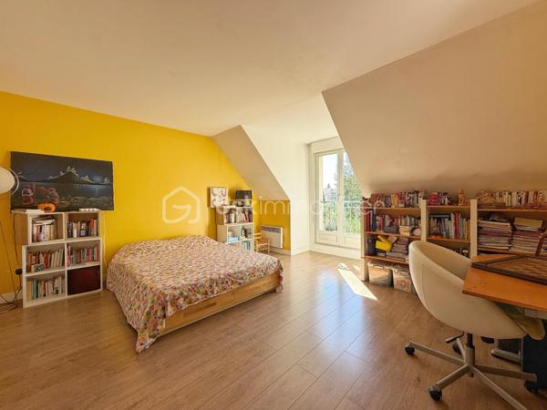 Venez découvrir cette belle maison familiale de 195 m² habitables, édifiée sur un terrain de 339 m², idéalement située en plein centre de Carrières-sur-Seine, à seulement 1 minute à pied des commerces et 5 minutes des écoles.

Dès l’entrée, un espace de rangement vous accueille avant de découvrir une belle pièce de vie lumineuse de 54 m², exposée sud-ouest. Elle se compose d’un séjour double chaleureux avec poêle à bois et d’une cuisine ouverte aménagée et équipée. L’ensemble bénéficie d’un accès direct à la terrasse et au jardin, idéal pour profiter pleinement des beaux jours.

Les amoureux du jardinage apprécieront la serre aménagée, située à proximité de la cuisine, permettant de cultiver facilement ses propres légumes. 

Sur ce même niveau, vous trouverez également une chambre, un espace buanderie pouvant être aménagé en salle d’eau ainsi qu’un WC indépendant.

Un majestueux escalier vous mène à l’étage, composé d’une belle suite parentale avec rangements et sa propre salle de bains, de deux chambres de belle taille d’environ 18 m² avec rangements, ainsi que d’une quatrième chambre bénéficiant de son propre balcon. Une salle de bains avec WC et un WC indépendant complètent ce niveau.

Le deuxième étage ouvre sur une agréable mezzanine, parfaite pour aménager un espace détente/sport ou un bureau, ainsi qu’une sixième grande chambre.

Côté confort, la maison bénéficie d’un bon DPE et d’un chauffage à accumulation, complété par le poêle à bois dans la pièce de vie.

Côté stationnement, la maison dispose d’un double garage et offre également la possibilité de stationner deux véhicules devant celui-ci.

Une maison familiale généreuse, lumineuse et pleine de potentiel, bénéficiant d’un emplacement privilégié en plein cœur de ville.

Une maison qui n’attend plus que vous pour écrire une nouvelle histoire…