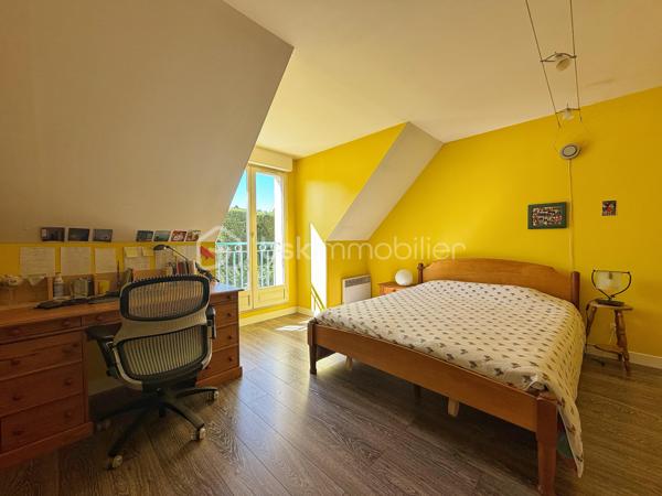 Venez découvrir cette belle maison familiale de 195 m² habitables, édifiée sur un terrain de 339 m², idéalement située en plein centre de Carrières-sur-Seine, à seulement 1 minute à pied des commerces et 5 minutes des écoles.

Dès l’entrée, un espace de rangement vous accueille avant de découvrir une belle pièce de vie lumineuse de 54 m², exposée sud-ouest. Elle se compose d’un séjour double chaleureux avec poêle à bois et d’une cuisine ouverte aménagée et équipée. L’ensemble bénéficie d’un accès direct à la terrasse et au jardin, idéal pour profiter pleinement des beaux jours.

Les amoureux du jardinage apprécieront la serre aménagée, située à proximité de la cuisine, permettant de cultiver facilement ses propres légumes. 

Sur ce même niveau, vous trouverez également une chambre, un espace buanderie pouvant être aménagé en salle d’eau ainsi qu’un WC indépendant.

Un majestueux escalier vous mène à l’étage, composé d’une belle suite parentale avec rangements et sa propre salle de bains, de deux chambres de belle taille d’environ 18 m² avec rangements, ainsi que d’une quatrième chambre bénéficiant de son propre balcon. Une salle de bains avec WC et un WC indépendant complètent ce niveau.

Le deuxième étage ouvre sur une agréable mezzanine, parfaite pour aménager un espace détente/sport ou un bureau, ainsi qu’une sixième grande chambre.

Côté confort, la maison bénéficie d’un bon DPE et d’un chauffage à accumulation, complété par le poêle à bois dans la pièce de vie.

Côté stationnement, la maison dispose d’un double garage et offre également la possibilité de stationner deux véhicules devant celui-ci.

Une maison familiale généreuse, lumineuse et pleine de potentiel, bénéficiant d’un emplacement privilégié en plein cœur de ville.

Une maison qui n’attend plus que vous pour écrire une nouvelle histoire…