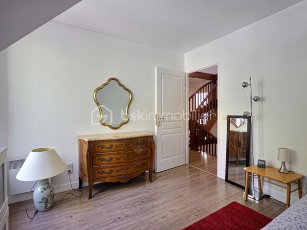 Venez découvrir cette belle maison familiale de 195 m² habitables, édifiée sur un terrain de 339 m², idéalement située en plein centre de Carrières-sur-Seine, à seulement 1 minute à pied des commerces et 5 minutes des écoles.

Dès l’entrée, un espace de rangement vous accueille avant de découvrir une belle pièce de vie lumineuse de 54 m², exposée sud-ouest. Elle se compose d’un séjour double chaleureux avec poêle à bois et d’une cuisine ouverte aménagée et équipée. L’ensemble bénéficie d’un accès direct à la terrasse et au jardin, idéal pour profiter pleinement des beaux jours.

Les amoureux du jardinage apprécieront la serre aménagée, située à proximité de la cuisine, permettant de cultiver facilement ses propres légumes. 

Sur ce même niveau, vous trouverez également une chambre, un espace buanderie pouvant être aménagé en salle d’eau ainsi qu’un WC indépendant.

Un majestueux escalier vous mène à l’étage, composé d’une belle suite parentale avec rangements et sa propre salle de bains, de deux chambres de belle taille d’environ 18 m² avec rangements, ainsi que d’une quatrième chambre bénéficiant de son propre balcon. Une salle de bains avec WC et un WC indépendant complètent ce niveau.

Le deuxième étage ouvre sur une agréable mezzanine, parfaite pour aménager un espace détente/sport ou un bureau, ainsi qu’une sixième grande chambre.

Côté confort, la maison bénéficie d’un bon DPE et d’un chauffage à accumulation, complété par le poêle à bois dans la pièce de vie.

Côté stationnement, la maison dispose d’un double garage et offre également la possibilité de stationner deux véhicules devant celui-ci.

Une maison familiale généreuse, lumineuse et pleine de potentiel, bénéficiant d’un emplacement privilégié en plein cœur de ville.

Une maison qui n’attend plus que vous pour écrire une nouvelle histoire…