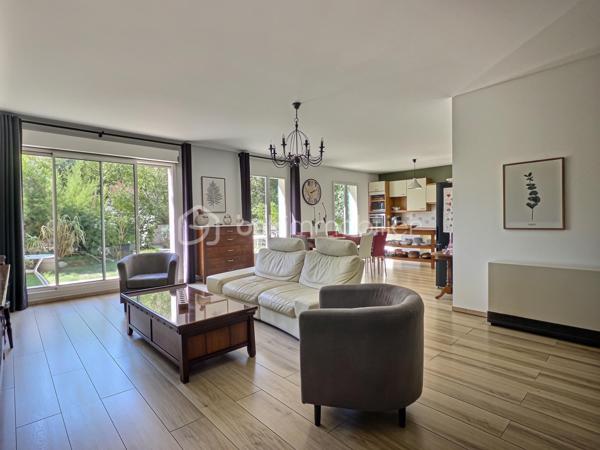 Venez découvrir cette belle maison familiale de 195 m² habitables, édifiée sur un terrain de 339 m², idéalement située en plein centre de Carrières-sur-Seine, à seulement 1 minute à pied des commerces et 5 minutes des écoles.

Dès l’entrée, un espace de rangement vous accueille avant de découvrir une belle pièce de vie lumineuse de 54 m², exposée sud-ouest. Elle se compose d’un séjour double chaleureux avec poêle à bois et d’une cuisine ouverte aménagée et équipée. L’ensemble bénéficie d’un accès direct à la terrasse et au jardin, idéal pour profiter pleinement des beaux jours.

Les amoureux du jardinage apprécieront la serre aménagée, située à proximité de la cuisine, permettant de cultiver facilement ses propres légumes. 

Sur ce même niveau, vous trouverez également une chambre, un espace buanderie pouvant être aménagé en salle d’eau ainsi qu’un WC indépendant.

Un majestueux escalier vous mène à l’étage, composé d’une belle suite parentale avec rangements et sa propre salle de bains, de deux chambres de belle taille d’environ 18 m² avec rangements, ainsi que d’une quatrième chambre bénéficiant de son propre balcon. Une salle de bains avec WC et un WC indépendant complètent ce niveau.

Le deuxième étage ouvre sur une agréable mezzanine, parfaite pour aménager un espace détente/sport ou un bureau, ainsi qu’une sixième grande chambre.

Côté confort, la maison bénéficie d’un bon DPE et d’un chauffage à accumulation, complété par le poêle à bois dans la pièce de vie.

Côté stationnement, la maison dispose d’un double garage et offre également la possibilité de stationner deux véhicules devant celui-ci.

Une maison familiale généreuse, lumineuse et pleine de potentiel, bénéficiant d’un emplacement privilégié en plein cœur de ville.

Une maison qui n’attend plus que vous pour écrire une nouvelle histoire…