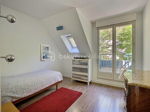 Venez découvrir cette belle maison familiale de 195 m² habitables, édifiée sur un terrain de 339 m², idéalement située en plein centre de Carrières-sur-Seine, à seulement 1 minute à pied des commerces et 5 minutes des écoles.

Dès l’entrée, un espace de rangement vous accueille avant de découvrir une belle pièce de vie lumineuse de 54 m², exposée sud-ouest. Elle se compose d’un séjour double chaleureux avec poêle à bois et d’une cuisine ouverte aménagée et équipée. L’ensemble bénéficie d’un accès direct à la terrasse et au jardin, idéal pour profiter pleinement des beaux jours.

Les amoureux du jardinage apprécieront la serre aménagée, située à proximité de la cuisine, permettant de cultiver facilement ses propres légumes. 

Sur ce même niveau, vous trouverez également une chambre, un espace buanderie pouvant être aménagé en salle d’eau ainsi qu’un WC indépendant.

Un majestueux escalier vous mène à l’étage, composé d’une belle suite parentale avec rangements et sa propre salle de bains, de deux chambres de belle taille d’environ 18 m² avec rangements, ainsi que d’une quatrième chambre bénéficiant de son propre balcon. Une salle de bains avec WC et un WC indépendant complètent ce niveau.

Le deuxième étage ouvre sur une agréable mezzanine, parfaite pour aménager un espace détente/sport ou un bureau, ainsi qu’une sixième grande chambre.

Côté confort, la maison bénéficie d’un bon DPE et d’un chauffage à accumulation, complété par le poêle à bois dans la pièce de vie.

Côté stationnement, la maison dispose d’un double garage et offre également la possibilité de stationner deux véhicules devant celui-ci.

Une maison familiale généreuse, lumineuse et pleine de potentiel, bénéficiant d’un emplacement privilégié en plein cœur de ville.

Une maison qui n’attend plus que vous pour écrire une nouvelle histoire…
