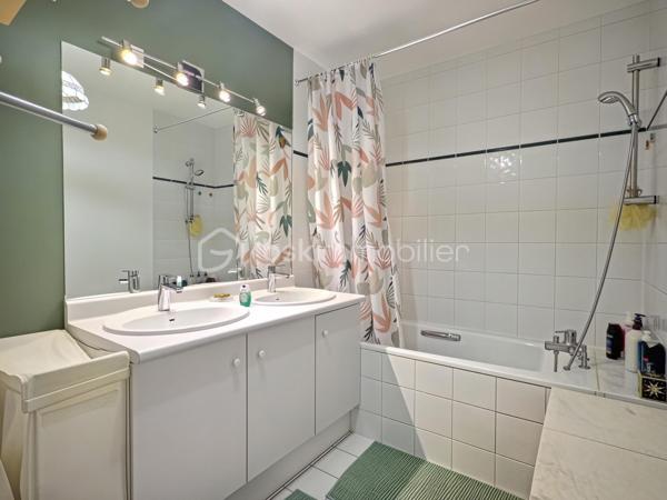 Venez découvrir cette belle maison familiale de 195 m² habitables, édifiée sur un terrain de 339 m², idéalement située en plein centre de Carrières-sur-Seine, à seulement 1 minute à pied des commerces et 5 minutes des écoles.

Dès l’entrée, un espace de rangement vous accueille avant de découvrir une belle pièce de vie lumineuse de 54 m², exposée sud-ouest. Elle se compose d’un séjour double chaleureux avec poêle à bois et d’une cuisine ouverte aménagée et équipée. L’ensemble bénéficie d’un accès direct à la terrasse et au jardin, idéal pour profiter pleinement des beaux jours.

Les amoureux du jardinage apprécieront la serre aménagée, située à proximité de la cuisine, permettant de cultiver facilement ses propres légumes. 

Sur ce même niveau, vous trouverez également une chambre, un espace buanderie pouvant être aménagé en salle d’eau ainsi qu’un WC indépendant.

Un majestueux escalier vous mène à l’étage, composé d’une belle suite parentale avec rangements et sa propre salle de bains, de deux chambres de belle taille d’environ 18 m² avec rangements, ainsi que d’une quatrième chambre bénéficiant de son propre balcon. Une salle de bains avec WC et un WC indépendant complètent ce niveau.

Le deuxième étage ouvre sur une agréable mezzanine, parfaite pour aménager un espace détente/sport ou un bureau, ainsi qu’une sixième grande chambre.

Côté confort, la maison bénéficie d’un bon DPE et d’un chauffage à accumulation, complété par le poêle à bois dans la pièce de vie.

Côté stationnement, la maison dispose d’un double garage et offre également la possibilité de stationner deux véhicules devant celui-ci.

Une maison familiale généreuse, lumineuse et pleine de potentiel, bénéficiant d’un emplacement privilégié en plein cœur de ville.

Une maison qui n’attend plus que vous pour écrire une nouvelle histoire…