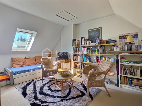 Venez découvrir cette belle maison familiale de 195 m² habitables, édifiée sur un terrain de 339 m², idéalement située en plein centre de Carrières-sur-Seine, à seulement 1 minute à pied des commerces et 5 minutes des écoles.

Dès l’entrée, un espace de rangement vous accueille avant de découvrir une belle pièce de vie lumineuse de 54 m², exposée sud-ouest. Elle se compose d’un séjour double chaleureux avec poêle à bois et d’une cuisine ouverte aménagée et équipée. L’ensemble bénéficie d’un accès direct à la terrasse et au jardin, idéal pour profiter pleinement des beaux jours.

Les amoureux du jardinage apprécieront la serre aménagée, située à proximité de la cuisine, permettant de cultiver facilement ses propres légumes. 

Sur ce même niveau, vous trouverez également une chambre, un espace buanderie pouvant être aménagé en salle d’eau ainsi qu’un WC indépendant.

Un majestueux escalier vous mène à l’étage, composé d’une belle suite parentale avec rangements et sa propre salle de bains, de deux chambres de belle taille d’environ 18 m² avec rangements, ainsi que d’une quatrième chambre bénéficiant de son propre balcon. Une salle de bains avec WC et un WC indépendant complètent ce niveau.

Le deuxième étage ouvre sur une agréable mezzanine, parfaite pour aménager un espace détente/sport ou un bureau, ainsi qu’une sixième grande chambre.

Côté confort, la maison bénéficie d’un bon DPE et d’un chauffage à accumulation, complété par le poêle à bois dans la pièce de vie.

Côté stationnement, la maison dispose d’un double garage et offre également la possibilité de stationner deux véhicules devant celui-ci.

Une maison familiale généreuse, lumineuse et pleine de potentiel, bénéficiant d’un emplacement privilégié en plein cœur de ville.

Une maison qui n’attend plus que vous pour écrire une nouvelle histoire…