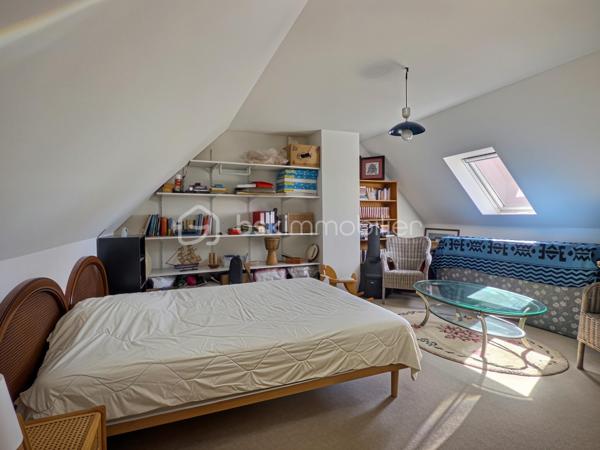 Venez découvrir cette belle maison familiale de 195 m² habitables, édifiée sur un terrain de 339 m², idéalement située en plein centre de Carrières-sur-Seine, à seulement 1 minute à pied des commerces et 5 minutes des écoles.

Dès l’entrée, un espace de rangement vous accueille avant de découvrir une belle pièce de vie lumineuse de 54 m², exposée sud-ouest. Elle se compose d’un séjour double chaleureux avec poêle à bois et d’une cuisine ouverte aménagée et équipée. L’ensemble bénéficie d’un accès direct à la terrasse et au jardin, idéal pour profiter pleinement des beaux jours.

Les amoureux du jardinage apprécieront la serre aménagée, située à proximité de la cuisine, permettant de cultiver facilement ses propres légumes. 

Sur ce même niveau, vous trouverez également une chambre, un espace buanderie pouvant être aménagé en salle d’eau ainsi qu’un WC indépendant.

Un majestueux escalier vous mène à l’étage, composé d’une belle suite parentale avec rangements et sa propre salle de bains, de deux chambres de belle taille d’environ 18 m² avec rangements, ainsi que d’une quatrième chambre bénéficiant de son propre balcon. Une salle de bains avec WC et un WC indépendant complètent ce niveau.

Le deuxième étage ouvre sur une agréable mezzanine, parfaite pour aménager un espace détente/sport ou un bureau, ainsi qu’une sixième grande chambre.

Côté confort, la maison bénéficie d’un bon DPE et d’un chauffage à accumulation, complété par le poêle à bois dans la pièce de vie.

Côté stationnement, la maison dispose d’un double garage et offre également la possibilité de stationner deux véhicules devant celui-ci.

Une maison familiale généreuse, lumineuse et pleine de potentiel, bénéficiant d’un emplacement privilégié en plein cœur de ville.

Une maison qui n’attend plus que vous pour écrire une nouvelle histoire…
