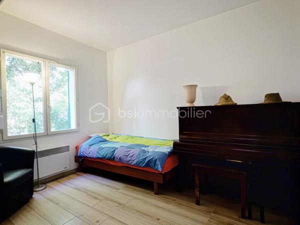 Venez découvrir cette belle maison familiale de 195 m² habitables, édifiée sur un terrain de 339 m², idéalement située en plein centre de Carrières-sur-Seine, à seulement 1 minute à pied des commerces et 5 minutes des écoles.

Dès l’entrée, un espace de rangement vous accueille avant de découvrir une belle pièce de vie lumineuse de 54 m², exposée sud-ouest. Elle se compose d’un séjour double chaleureux avec poêle à bois et d’une cuisine ouverte aménagée et équipée. L’ensemble bénéficie d’un accès direct à la terrasse et au jardin, idéal pour profiter pleinement des beaux jours.

Les amoureux du jardinage apprécieront la serre aménagée, située à proximité de la cuisine, permettant de cultiver facilement ses propres légumes. 

Sur ce même niveau, vous trouverez également une chambre, un espace buanderie pouvant être aménagé en salle d’eau ainsi qu’un WC indépendant.

Un majestueux escalier vous mène à l’étage, composé d’une belle suite parentale avec rangements et sa propre salle de bains, de deux chambres de belle taille d’environ 18 m² avec rangements, ainsi que d’une quatrième chambre bénéficiant de son propre balcon. Une salle de bains avec WC et un WC indépendant complètent ce niveau.

Le deuxième étage ouvre sur une agréable mezzanine, parfaite pour aménager un espace détente/sport ou un bureau, ainsi qu’une sixième grande chambre.

Côté confort, la maison bénéficie d’un bon DPE et d’un chauffage à accumulation, complété par le poêle à bois dans la pièce de vie.

Côté stationnement, la maison dispose d’un double garage et offre également la possibilité de stationner deux véhicules devant celui-ci.

Une maison familiale généreuse, lumineuse et pleine de potentiel, bénéficiant d’un emplacement privilégié en plein cœur de ville.

Une maison qui n’attend plus que vous pour écrire une nouvelle histoire…