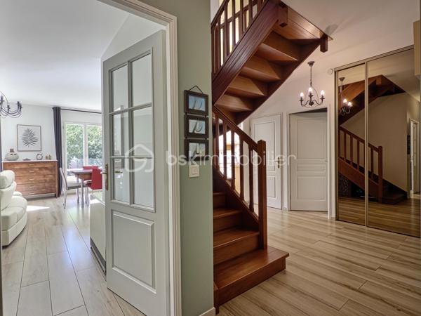 Venez découvrir cette belle maison familiale de 195 m² habitables, édifiée sur un terrain de 339 m², idéalement située en plein centre de Carrières-sur-Seine, à seulement 1 minute à pied des commerces et 5 minutes des écoles.

Dès l’entrée, un espace de rangement vous accueille avant de découvrir une belle pièce de vie lumineuse de 54 m², exposée sud-ouest. Elle se compose d’un séjour double chaleureux avec poêle à bois et d’une cuisine ouverte aménagée et équipée. L’ensemble bénéficie d’un accès direct à la terrasse et au jardin, idéal pour profiter pleinement des beaux jours.

Les amoureux du jardinage apprécieront la serre aménagée, située à proximité de la cuisine, permettant de cultiver facilement ses propres légumes. 

Sur ce même niveau, vous trouverez également une chambre, un espace buanderie pouvant être aménagé en salle d’eau ainsi qu’un WC indépendant.

Un majestueux escalier vous mène à l’étage, composé d’une belle suite parentale avec rangements et sa propre salle de bains, de deux chambres de belle taille d’environ 18 m² avec rangements, ainsi que d’une quatrième chambre bénéficiant de son propre balcon. Une salle de bains avec WC et un WC indépendant complètent ce niveau.

Le deuxième étage ouvre sur une agréable mezzanine, parfaite pour aménager un espace détente/sport ou un bureau, ainsi qu’une sixième grande chambre.

Côté confort, la maison bénéficie d’un bon DPE et d’un chauffage à accumulation, complété par le poêle à bois dans la pièce de vie.

Côté stationnement, la maison dispose d’un double garage et offre également la possibilité de stationner deux véhicules devant celui-ci.

Une maison familiale généreuse, lumineuse et pleine de potentiel, bénéficiant d’un emplacement privilégié en plein cœur de ville.

Une maison qui n’attend plus que vous pour écrire une nouvelle histoire…