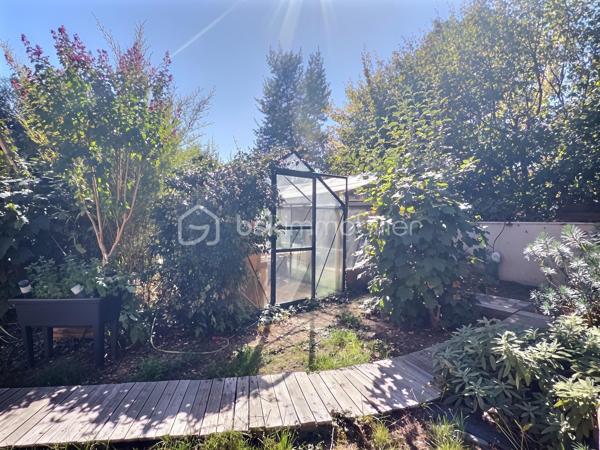 Venez découvrir cette belle maison familiale de 195 m² habitables, édifiée sur un terrain de 339 m², idéalement située en plein centre de Carrières-sur-Seine, à seulement 1 minute à pied des commerces et 5 minutes des écoles.

Dès l’entrée, un espace de rangement vous accueille avant de découvrir une belle pièce de vie lumineuse de 54 m², exposée sud-ouest. Elle se compose d’un séjour double chaleureux avec poêle à bois et d’une cuisine ouverte aménagée et équipée. L’ensemble bénéficie d’un accès direct à la terrasse et au jardin, idéal pour profiter pleinement des beaux jours.

Les amoureux du jardinage apprécieront la serre aménagée, située à proximité de la cuisine, permettant de cultiver facilement ses propres légumes. 

Sur ce même niveau, vous trouverez également une chambre, un espace buanderie pouvant être aménagé en salle d’eau ainsi qu’un WC indépendant.

Un majestueux escalier vous mène à l’étage, composé d’une belle suite parentale avec rangements et sa propre salle de bains, de deux chambres de belle taille d’environ 18 m² avec rangements, ainsi que d’une quatrième chambre bénéficiant de son propre balcon. Une salle de bains avec WC et un WC indépendant complètent ce niveau.

Le deuxième étage ouvre sur une agréable mezzanine, parfaite pour aménager un espace détente/sport ou un bureau, ainsi qu’une sixième grande chambre.

Côté confort, la maison bénéficie d’un bon DPE et d’un chauffage à accumulation, complété par le poêle à bois dans la pièce de vie.

Côté stationnement, la maison dispose d’un double garage et offre également la possibilité de stationner deux véhicules devant celui-ci.

Une maison familiale généreuse, lumineuse et pleine de potentiel, bénéficiant d’un emplacement privilégié en plein cœur de ville.

Une maison qui n’attend plus que vous pour écrire une nouvelle histoire…