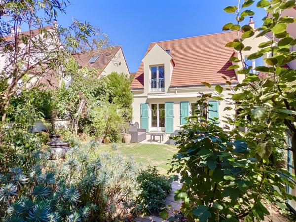 Venez découvrir cette belle maison familiale de 195 m² habitables, édifiée sur un terrain de 339 m², idéalement située en plein centre de Carrières-sur-Seine, à seulement 1 minute à pied des commerces et 5 minutes des écoles.

Dès l’entrée, un espace de rangement vous accueille avant de découvrir une belle pièce de vie lumineuse de 54 m², exposée sud-ouest. Elle se compose d’un séjour double chaleureux avec poêle à bois et d’une cuisine ouverte aménagée et équipée. L’ensemble bénéficie d’un accès direct à la terrasse et au jardin, idéal pour profiter pleinement des beaux jours.

Les amoureux du jardinage apprécieront la serre aménagée, située à proximité de la cuisine, permettant de cultiver facilement ses propres légumes. 

Sur ce même niveau, vous trouverez également une chambre, un espace buanderie pouvant être aménagé en salle d’eau ainsi qu’un WC indépendant.

Un majestueux escalier vous mène à l’étage, composé d’une belle suite parentale avec rangements et sa propre salle de bains, de deux chambres de belle taille d’environ 18 m² avec rangements, ainsi que d’une quatrième chambre bénéficiant de son propre balcon. Une salle de bains avec WC et un WC indépendant complètent ce niveau.

Le deuxième étage ouvre sur une agréable mezzanine, parfaite pour aménager un espace détente/sport ou un bureau, ainsi qu’une sixième grande chambre.

Côté confort, la maison bénéficie d’un bon DPE et d’un chauffage à accumulation, complété par le poêle à bois dans la pièce de vie.

Côté stationnement, la maison dispose d’un double garage et offre également la possibilité de stationner deux véhicules devant celui-ci.

Une maison familiale généreuse, lumineuse et pleine de potentiel, bénéficiant d’un emplacement privilégié en plein cœur de ville.

Une maison qui n’attend plus que vous pour écrire une nouvelle histoire…