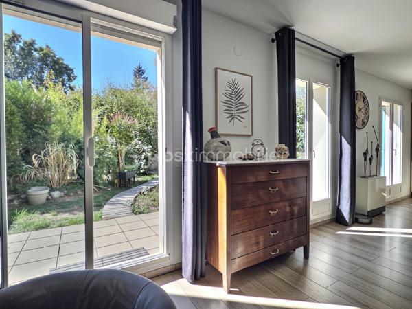 Venez découvrir cette belle maison familiale de 195 m² habitables, édifiée sur un terrain de 339 m², idéalement située en plein centre de Carrières-sur-Seine, à seulement 1 minute à pied des commerces et 5 minutes des écoles.

Dès l’entrée, un espace de rangement vous accueille avant de découvrir une belle pièce de vie lumineuse de 54 m², exposée sud-ouest. Elle se compose d’un séjour double chaleureux avec poêle à bois et d’une cuisine ouverte aménagée et équipée. L’ensemble bénéficie d’un accès direct à la terrasse et au jardin, idéal pour profiter pleinement des beaux jours.

Les amoureux du jardinage apprécieront la serre aménagée, située à proximité de la cuisine, permettant de cultiver facilement ses propres légumes. 

Sur ce même niveau, vous trouverez également une chambre, un espace buanderie pouvant être aménagé en salle d’eau ainsi qu’un WC indépendant.

Un majestueux escalier vous mène à l’étage, composé d’une belle suite parentale avec rangements et sa propre salle de bains, de deux chambres de belle taille d’environ 18 m² avec rangements, ainsi que d’une quatrième chambre bénéficiant de son propre balcon. Une salle de bains avec WC et un WC indépendant complètent ce niveau.

Le deuxième étage ouvre sur une agréable mezzanine, parfaite pour aménager un espace détente/sport ou un bureau, ainsi qu’une sixième grande chambre.

Côté confort, la maison bénéficie d’un bon DPE et d’un chauffage à accumulation, complété par le poêle à bois dans la pièce de vie.

Côté stationnement, la maison dispose d’un double garage et offre également la possibilité de stationner deux véhicules devant celui-ci.

Une maison familiale généreuse, lumineuse et pleine de potentiel, bénéficiant d’un emplacement privilégié en plein cœur de ville.

Une maison qui n’attend plus que vous pour écrire une nouvelle histoire…