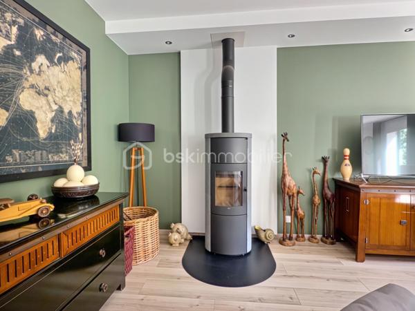 Venez découvrir cette belle maison familiale de 195 m² habitables, édifiée sur un terrain de 339 m², idéalement située en plein centre de Carrières-sur-Seine, à seulement 1 minute à pied des commerces et 5 minutes des écoles.

Dès l’entrée, un espace de rangement vous accueille avant de découvrir une belle pièce de vie lumineuse de 54 m², exposée sud-ouest. Elle se compose d’un séjour double chaleureux avec poêle à bois et d’une cuisine ouverte aménagée et équipée. L’ensemble bénéficie d’un accès direct à la terrasse et au jardin, idéal pour profiter pleinement des beaux jours.

Les amoureux du jardinage apprécieront la serre aménagée, située à proximité de la cuisine, permettant de cultiver facilement ses propres légumes. 

Sur ce même niveau, vous trouverez également une chambre, un espace buanderie pouvant être aménagé en salle d’eau ainsi qu’un WC indépendant.

Un majestueux escalier vous mène à l’étage, composé d’une belle suite parentale avec rangements et sa propre salle de bains, de deux chambres de belle taille d’environ 18 m² avec rangements, ainsi que d’une quatrième chambre bénéficiant de son propre balcon. Une salle de bains avec WC et un WC indépendant complètent ce niveau.

Le deuxième étage ouvre sur une agréable mezzanine, parfaite pour aménager un espace détente/sport ou un bureau, ainsi qu’une sixième grande chambre.

Côté confort, la maison bénéficie d’un bon DPE et d’un chauffage à accumulation, complété par le poêle à bois dans la pièce de vie.

Côté stationnement, la maison dispose d’un double garage et offre également la possibilité de stationner deux véhicules devant celui-ci.

Une maison familiale généreuse, lumineuse et pleine de potentiel, bénéficiant d’un emplacement privilégié en plein cœur de ville.

Une maison qui n’attend plus que vous pour écrire une nouvelle histoire…