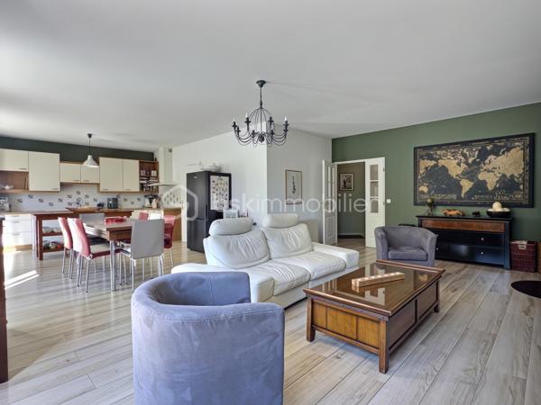 Venez découvrir cette belle maison familiale de 195 m² habitables, édifiée sur un terrain de 339 m², idéalement située en plein centre de Carrières-sur-Seine, à seulement 1 minute à pied des commerces et 5 minutes des écoles.

Dès l’entrée, un espace de rangement vous accueille avant de découvrir une belle pièce de vie lumineuse de 54 m², exposée sud-ouest. Elle se compose d’un séjour double chaleureux avec poêle à bois et d’une cuisine ouverte aménagée et équipée. L’ensemble bénéficie d’un accès direct à la terrasse et au jardin, idéal pour profiter pleinement des beaux jours.

Les amoureux du jardinage apprécieront la serre aménagée, située à proximité de la cuisine, permettant de cultiver facilement ses propres légumes. 

Sur ce même niveau, vous trouverez également une chambre, un espace buanderie pouvant être aménagé en salle d’eau ainsi qu’un WC indépendant.

Un majestueux escalier vous mène à l’étage, composé d’une belle suite parentale avec rangements et sa propre salle de bains, de deux chambres de belle taille d’environ 18 m² avec rangements, ainsi que d’une quatrième chambre bénéficiant de son propre balcon. Une salle de bains avec WC et un WC indépendant complètent ce niveau.

Le deuxième étage ouvre sur une agréable mezzanine, parfaite pour aménager un espace détente/sport ou un bureau, ainsi qu’une sixième grande chambre.

Côté confort, la maison bénéficie d’un bon DPE et d’un chauffage à accumulation, complété par le poêle à bois dans la pièce de vie.

Côté stationnement, la maison dispose d’un double garage et offre également la possibilité de stationner deux véhicules devant celui-ci.

Une maison familiale généreuse, lumineuse et pleine de potentiel, bénéficiant d’un emplacement privilégié en plein cœur de ville.

Une maison qui n’attend plus que vous pour écrire une nouvelle histoire…