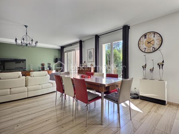 Venez découvrir cette belle maison familiale de 195 m² habitables, édifiée sur un terrain de 339 m², idéalement située en plein centre de Carrières-sur-Seine, à seulement 1 minute à pied des commerces et 5 minutes des écoles.

Dès l’entrée, un espace de rangement vous accueille avant de découvrir une belle pièce de vie lumineuse de 54 m², exposée sud-ouest. Elle se compose d’un séjour double chaleureux avec poêle à bois et d’une cuisine ouverte aménagée et équipée. L’ensemble bénéficie d’un accès direct à la terrasse et au jardin, idéal pour profiter pleinement des beaux jours.

Les amoureux du jardinage apprécieront la serre aménagée, située à proximité de la cuisine, permettant de cultiver facilement ses propres légumes. 

Sur ce même niveau, vous trouverez également une chambre, un espace buanderie pouvant être aménagé en salle d’eau ainsi qu’un WC indépendant.

Un majestueux escalier vous mène à l’étage, composé d’une belle suite parentale avec rangements et sa propre salle de bains, de deux chambres de belle taille d’environ 18 m² avec rangements, ainsi que d’une quatrième chambre bénéficiant de son propre balcon. Une salle de bains avec WC et un WC indépendant complètent ce niveau.

Le deuxième étage ouvre sur une agréable mezzanine, parfaite pour aménager un espace détente/sport ou un bureau, ainsi qu’une sixième grande chambre.

Côté confort, la maison bénéficie d’un bon DPE et d’un chauffage à accumulation, complété par le poêle à bois dans la pièce de vie.

Côté stationnement, la maison dispose d’un double garage et offre également la possibilité de stationner deux véhicules devant celui-ci.

Une maison familiale généreuse, lumineuse et pleine de potentiel, bénéficiant d’un emplacement privilégié en plein cœur de ville.

Une maison qui n’attend plus que vous pour écrire une nouvelle histoire…