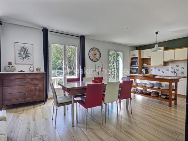 Venez découvrir cette belle maison familiale de 195 m² habitables, édifiée sur un terrain de 339 m², idéalement située en plein centre de Carrières-sur-Seine, à seulement 1 minute à pied des commerces et 5 minutes des écoles.

Dès l’entrée, un espace de rangement vous accueille avant de découvrir une belle pièce de vie lumineuse de 54 m², exposée sud-ouest. Elle se compose d’un séjour double chaleureux avec poêle à bois et d’une cuisine ouverte aménagée et équipée. L’ensemble bénéficie d’un accès direct à la terrasse et au jardin, idéal pour profiter pleinement des beaux jours.

Les amoureux du jardinage apprécieront la serre aménagée, située à proximité de la cuisine, permettant de cultiver facilement ses propres légumes. 

Sur ce même niveau, vous trouverez également une chambre, un espace buanderie pouvant être aménagé en salle d’eau ainsi qu’un WC indépendant.

Un majestueux escalier vous mène à l’étage, composé d’une belle suite parentale avec rangements et sa propre salle de bains, de deux chambres de belle taille d’environ 18 m² avec rangements, ainsi que d’une quatrième chambre bénéficiant de son propre balcon. Une salle de bains avec WC et un WC indépendant complètent ce niveau.

Le deuxième étage ouvre sur une agréable mezzanine, parfaite pour aménager un espace détente/sport ou un bureau, ainsi qu’une sixième grande chambre.

Côté confort, la maison bénéficie d’un bon DPE et d’un chauffage à accumulation, complété par le poêle à bois dans la pièce de vie.

Côté stationnement, la maison dispose d’un double garage et offre également la possibilité de stationner deux véhicules devant celui-ci.

Une maison familiale généreuse, lumineuse et pleine de potentiel, bénéficiant d’un emplacement privilégié en plein cœur de ville.

Une maison qui n’attend plus que vous pour écrire une nouvelle histoire…