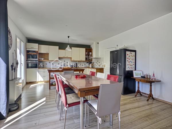 Venez découvrir cette belle maison familiale de 195 m² habitables, édifiée sur un terrain de 339 m², idéalement située en plein centre de Carrières-sur-Seine, à seulement 1 minute à pied des commerces et 5 minutes des écoles.

Dès l’entrée, un espace de rangement vous accueille avant de découvrir une belle pièce de vie lumineuse de 54 m², exposée sud-ouest. Elle se compose d’un séjour double chaleureux avec poêle à bois et d’une cuisine ouverte aménagée et équipée. L’ensemble bénéficie d’un accès direct à la terrasse et au jardin, idéal pour profiter pleinement des beaux jours.

Les amoureux du jardinage apprécieront la serre aménagée, située à proximité de la cuisine, permettant de cultiver facilement ses propres légumes. 

Sur ce même niveau, vous trouverez également une chambre, un espace buanderie pouvant être aménagé en salle d’eau ainsi qu’un WC indépendant.

Un majestueux escalier vous mène à l’étage, composé d’une belle suite parentale avec rangements et sa propre salle de bains, de deux chambres de belle taille d’environ 18 m² avec rangements, ainsi que d’une quatrième chambre bénéficiant de son propre balcon. Une salle de bains avec WC et un WC indépendant complètent ce niveau.

Le deuxième étage ouvre sur une agréable mezzanine, parfaite pour aménager un espace détente/sport ou un bureau, ainsi qu’une sixième grande chambre.

Côté confort, la maison bénéficie d’un bon DPE et d’un chauffage à accumulation, complété par le poêle à bois dans la pièce de vie.

Côté stationnement, la maison dispose d’un double garage et offre également la possibilité de stationner deux véhicules devant celui-ci.

Une maison familiale généreuse, lumineuse et pleine de potentiel, bénéficiant d’un emplacement privilégié en plein cœur de ville.

Une maison qui n’attend plus que vous pour écrire une nouvelle histoire…