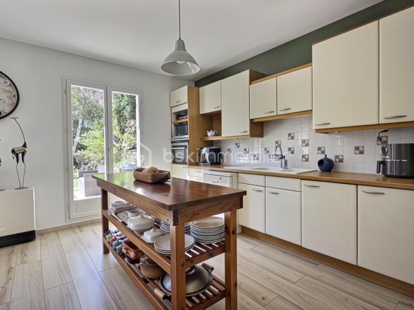 Venez découvrir cette belle maison familiale de 195 m² habitables, édifiée sur un terrain de 339 m², idéalement située en plein centre de Carrières-sur-Seine, à seulement 1 minute à pied des commerces et 5 minutes des écoles.

Dès l’entrée, un espace de rangement vous accueille avant de découvrir une belle pièce de vie lumineuse de 54 m², exposée sud-ouest. Elle se compose d’un séjour double chaleureux avec poêle à bois et d’une cuisine ouverte aménagée et équipée. L’ensemble bénéficie d’un accès direct à la terrasse et au jardin, idéal pour profiter pleinement des beaux jours.

Les amoureux du jardinage apprécieront la serre aménagée, située à proximité de la cuisine, permettant de cultiver facilement ses propres légumes. 

Sur ce même niveau, vous trouverez également une chambre, un espace buanderie pouvant être aménagé en salle d’eau ainsi qu’un WC indépendant.

Un majestueux escalier vous mène à l’étage, composé d’une belle suite parentale avec rangements et sa propre salle de bains, de deux chambres de belle taille d’environ 18 m² avec rangements, ainsi que d’une quatrième chambre bénéficiant de son propre balcon. Une salle de bains avec WC et un WC indépendant complètent ce niveau.

Le deuxième étage ouvre sur une agréable mezzanine, parfaite pour aménager un espace détente/sport ou un bureau, ainsi qu’une sixième grande chambre.

Côté confort, la maison bénéficie d’un bon DPE et d’un chauffage à accumulation, complété par le poêle à bois dans la pièce de vie.

Côté stationnement, la maison dispose d’un double garage et offre également la possibilité de stationner deux véhicules devant celui-ci.

Une maison familiale généreuse, lumineuse et pleine de potentiel, bénéficiant d’un emplacement privilégié en plein cœur de ville.

Une maison qui n’attend plus que vous pour écrire une nouvelle histoire…