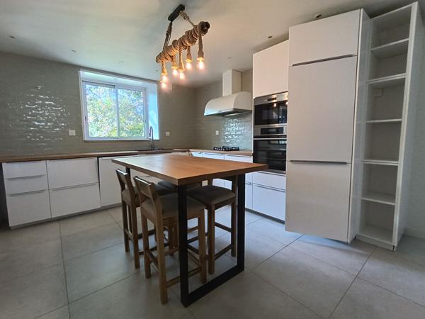 Magnifique longère aux belles prestations située dans un secteur privilégié de Saint Avé et aux portes de Vannes