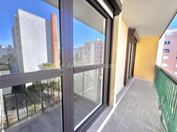 Vente                                                      Appartement
                        
                     3 pièces                      66 m2                     à Clermont-Ferrand