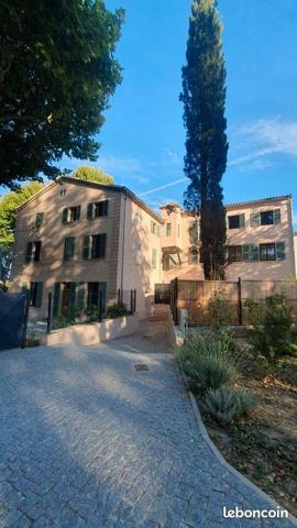 LE CASTELLET –  T3 RÉNOVÉ – DERNIER ÉTAGE – CADRE EXCEPTIONNEL