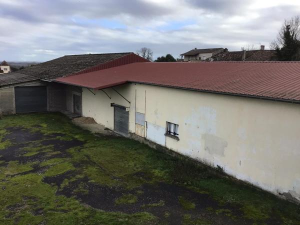Ensemble de bâtiments de 1400 m2 centre Castillonnès.