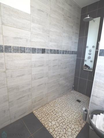 Maison 4 chambres + petit bureau sur sous-sol Complet