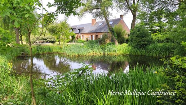 Magnifique longère de caractère proche FÉCAMP de 212 m² sur un terrain de 4500 m² avec étang ,garage et dépendance. 5 Chambres.