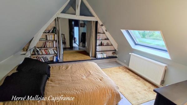 Magnifique longère de caractère proche FÉCAMP de 212 m² sur un terrain de 4500 m² avec étang ,garage et dépendance. 5 Chambres.