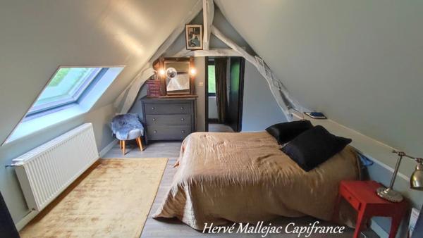 Magnifique longère de caractère proche FÉCAMP de 212 m² sur un terrain de 4500 m² avec étang ,garage et dépendance. 5 Chambres.