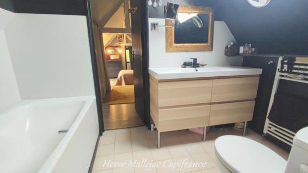 Magnifique longère de caractère proche FÉCAMP de 212 m² sur un terrain de 4500 m² avec étang ,garage et dépendance. 5 Chambres.