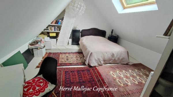 Magnifique longère de caractère proche FÉCAMP de 212 m² sur un terrain de 4500 m² avec étang ,garage et dépendance. 5 Chambres.