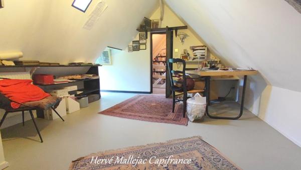 Magnifique longère de caractère proche FÉCAMP de 212 m² sur un terrain de 4500 m² avec étang ,garage et dépendance. 5 Chambres.