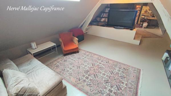 Magnifique longère de caractère proche FÉCAMP de 212 m² sur un terrain de 4500 m² avec étang ,garage et dépendance. 5 Chambres.