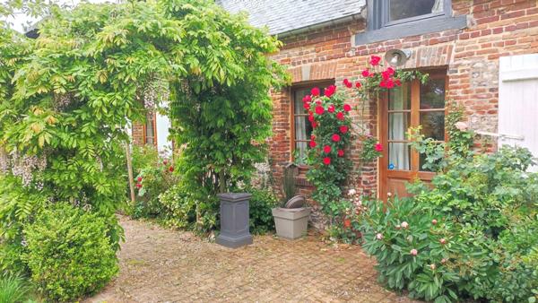 Magnifique longère de caractère proche FÉCAMP de 212 m² sur un terrain de 4500 m² avec étang ,garage et dépendance. 5 Chambres.