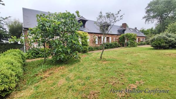 Magnifique longère de caractère proche FÉCAMP de 212 m² sur un terrain de 4500 m² avec étang ,garage et dépendance. 5 Chambres.