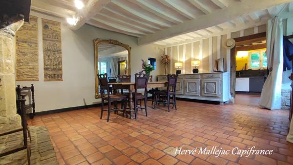 Magnifique longère de caractère proche FÉCAMP de 212 m² sur un terrain de 4500 m² avec étang ,garage et dépendance. 5 Chambres.