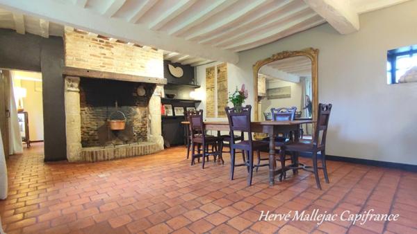 Magnifique longère de caractère proche FÉCAMP de 212 m² sur un terrain de 4500 m² avec étang ,garage et dépendance. 5 Chambres.