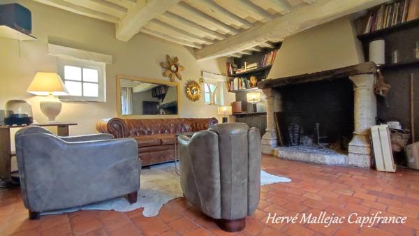 Magnifique longère de caractère proche FÉCAMP de 212 m² sur un terrain de 4500 m² avec étang ,garage et dépendance. 5 Chambres.