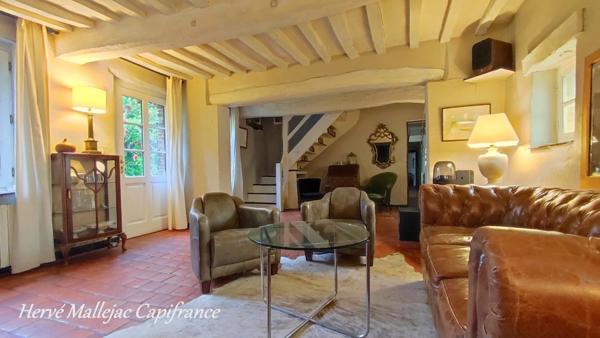 Magnifique longère de caractère proche FÉCAMP de 212 m² sur un terrain de 4500 m² avec étang ,garage et dépendance. 5 Chambres.