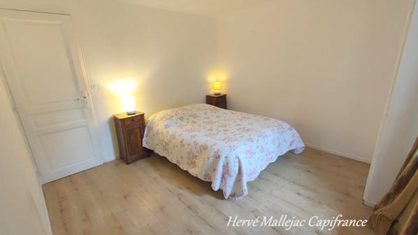 Magnifique longère de caractère proche FÉCAMP de 212 m² sur un terrain de 4500 m² avec étang ,garage et dépendance. 5 Chambres.