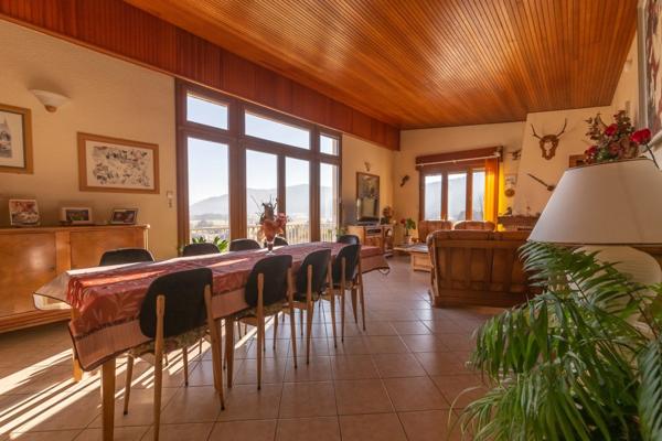 RUPT SUR MOSELLE (88)A vendre propriété T 10 pièces de 195m² sur sous sol + 4 box à chevaux +rucher, terrain 3.6 hectares.