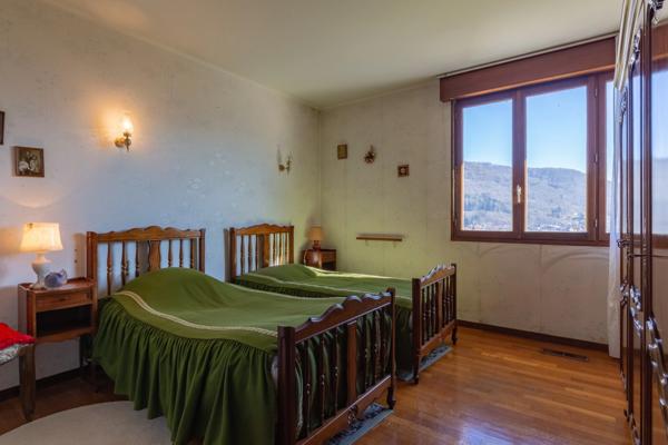 RUPT SUR MOSELLE (88)A vendre propriété T 10 pièces de 195m² sur sous sol + 4 box à chevaux +rucher, terrain 3.6 hectares.