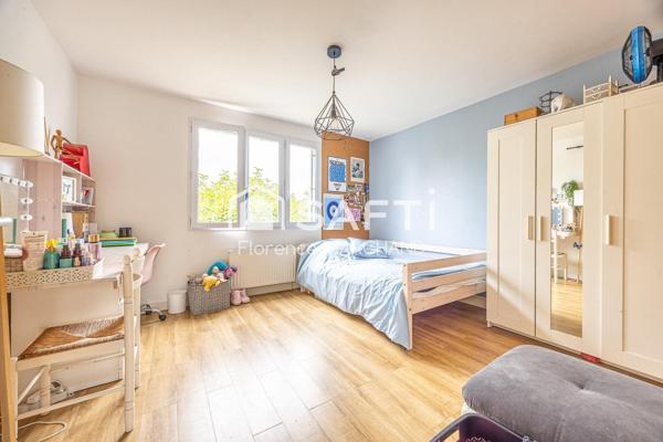 Grande maison familiale avec superbe jardin, piscine et terrain constructible !