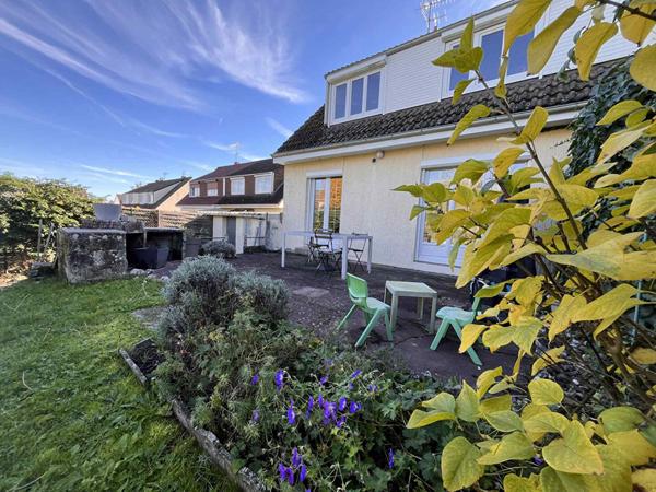 Maison mitoyenne avec garage et sous-sol, proche des commodités et accès autoroutiers