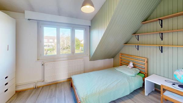 Maison mitoyenne avec garage et sous-sol, proche des commodités et accès autoroutiers