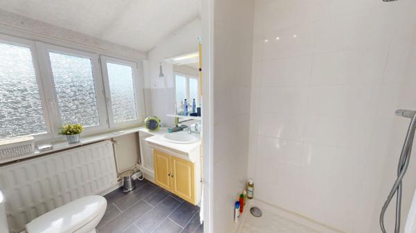 Maison mitoyenne avec garage et sous-sol, proche des commodités et accès autoroutiers