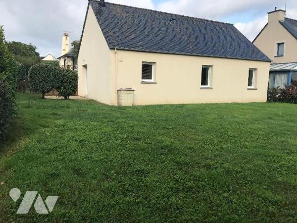 Dans le bourg de MINIAC-MORVAN maison indépendante de plain-pied comprenant : 
Une pièce de vi...