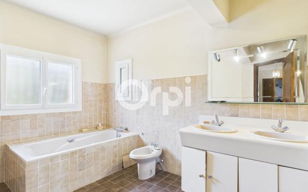 Maison à vendre    8 pièces • 280 m2 Mandelieu-la-Napoule