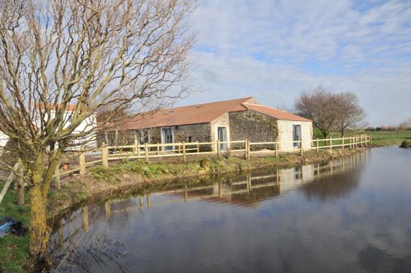 A vendre Fonds et Immeuble meublé de 6 GITES, labéllisés GITES DE FRANCE, à 20 min du littoral nord Vendée