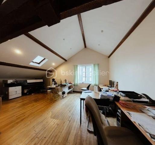 Immeuble commercial de 1 665 m²