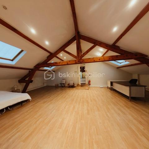 Immeuble commercial de 1 665 m²