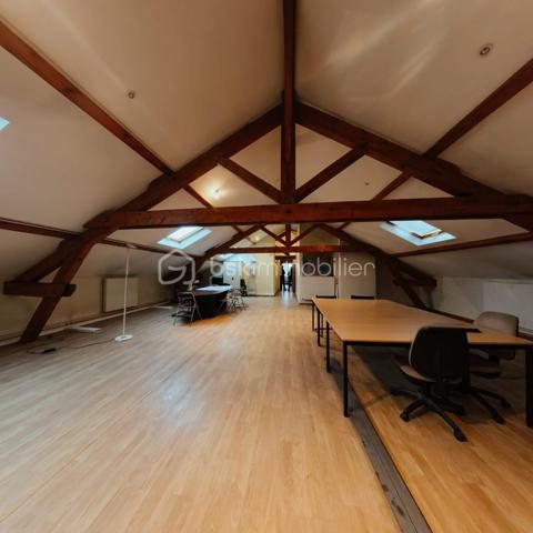 Immeuble commercial de 1 665 m²